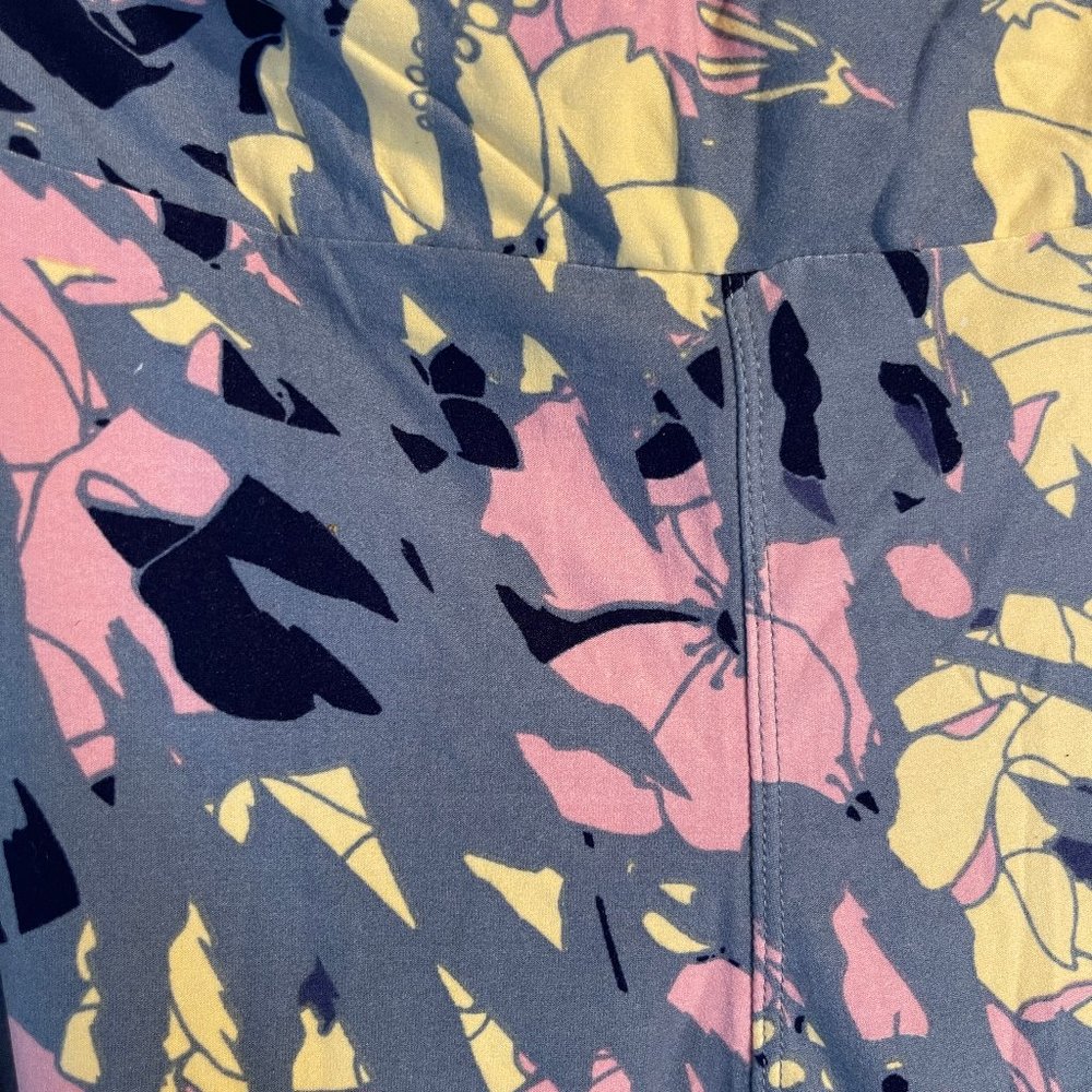 20% off 3+ items Cute gray and pink floral leggings in Tall & Curvy. NEVER WORN!